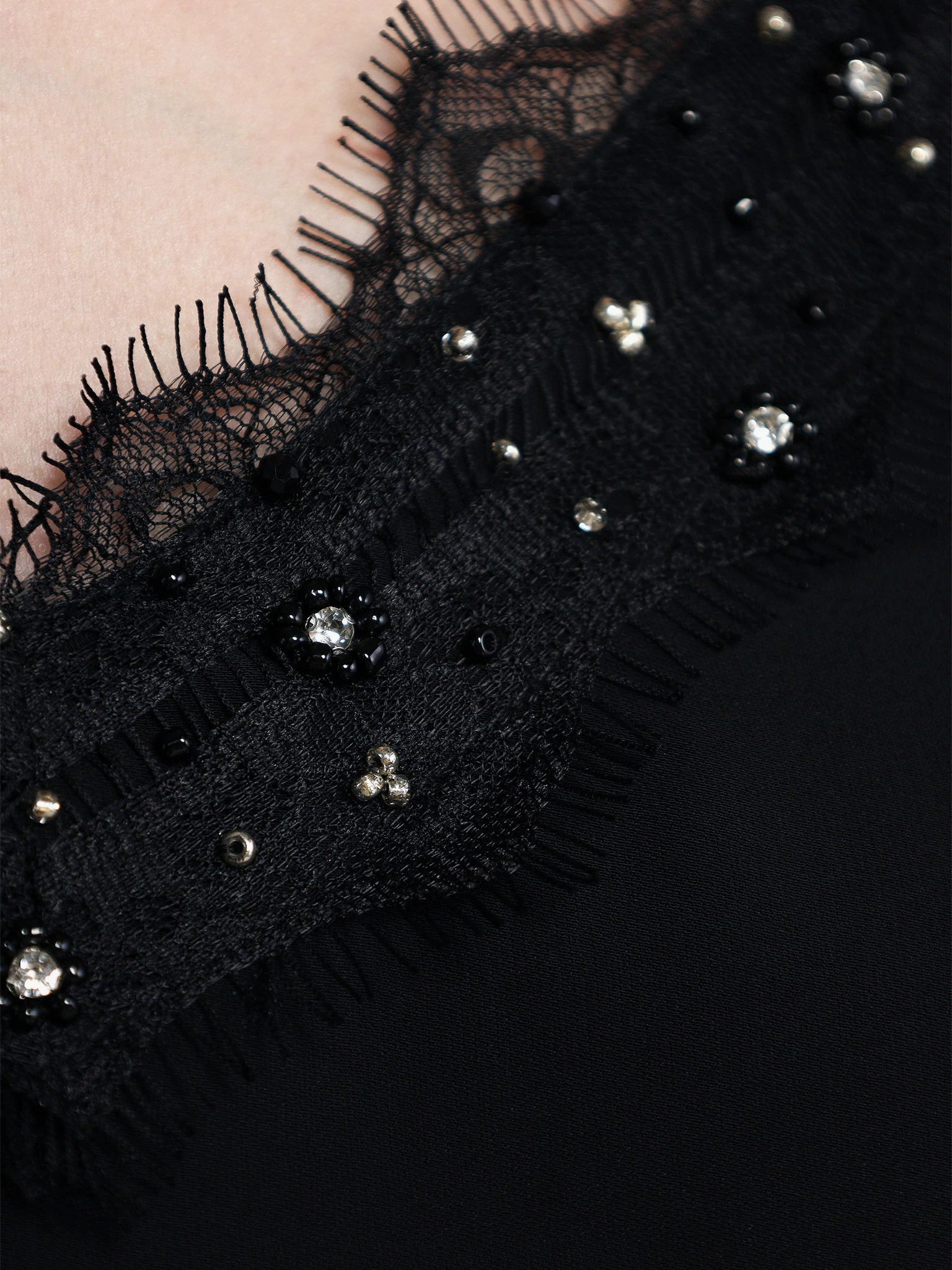 Топ черного цвета с кружевом и цепочкой-мониль